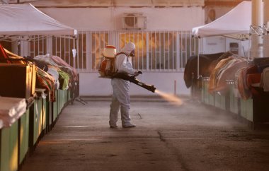 2019 Coronavirus hastalığına karşı önlem olarak halka açık bir yerde ilaçlama, dezenfekte ve arındırma, COVID-19. Koronavirüs üzerinde acil durum, karantina