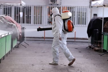 2019 Coronavirus hastalığına karşı önlem olarak halka açık bir yerde ilaçlama, dezenfekte ve arındırma, COVID-19. Koronavirüs üzerinde acil durum, karantina