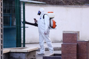 2019 Coronavirus hastalığına karşı önlem olarak halka açık bir yerde ilaçlama, dezenfekte ve arındırma, COVID-19. Koronavirüs üzerinde acil durum, karantina
