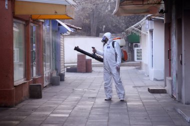2019 Coronavirus hastalığına karşı önlem olarak halka açık bir yerde ilaçlama, dezenfekte ve arındırma, COVID-19. Koronavirüs üzerinde acil durum, karantina