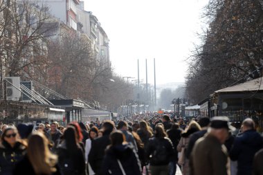 Dışarıda bir sürü insan var. Koronavirüsün önlenmesine karşı bir yerde büyük bir tanınmayan insan kitlesi var..