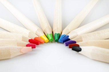 Göl kenarında beyaz zemin üzerine çizmek için renkli kalemler.