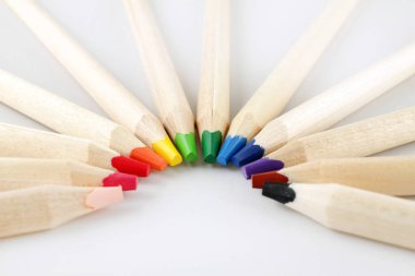 Göl kenarında beyaz zemin üzerine çizmek için renkli kalemler.