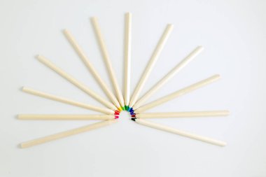 Göl kenarında beyaz zemin üzerine çizmek için renkli kalemler.