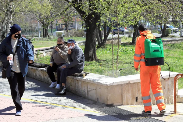顔のマスクを持つ人々の周りの消毒 除染は コロナウイルス病2019 ブルガリアのソフィアでのCovid 19に対する予防として公共の場所で04 2020 — ストック写真
