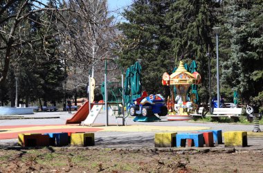 Bulgaristan 'ın Sofya kentindeki Coronavirus Covid-19 hastalığının önlenmesi için parktaki boş çocuk parkı 04 / 16 / 2020. Karantina sırasında Coronavirus COVID-19 kısıtlaması