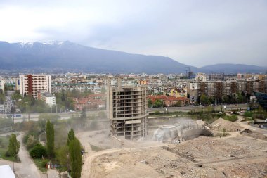 Bulgaristan 'ın başkenti Sofya' da, IPK Rodina 'da büyük bir binanın patlamalarıyla kontrollü bir patlama gerçekleşti..