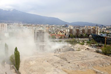 Bulgaristan 'ın başkenti Sofya' da, IPK Rodina 'da büyük bir binanın patlamalarıyla kontrollü bir patlama gerçekleşti..