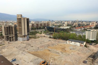 Bulgaristan 'ın Sofya kentindeki IPK Rodina basın evi, tamamlanmamış ve terk edilmiş yüksek bina, 04 / 26 / 2020.