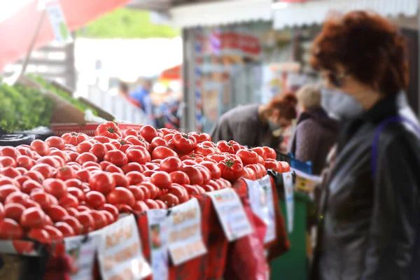 Mujer Borrosa Con Mascarilla Mirar Los Tomates Rojos Orgánicos Mercado — Foto de Stock