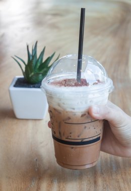 Yeşil bitki arka plan ile buzlu kahve