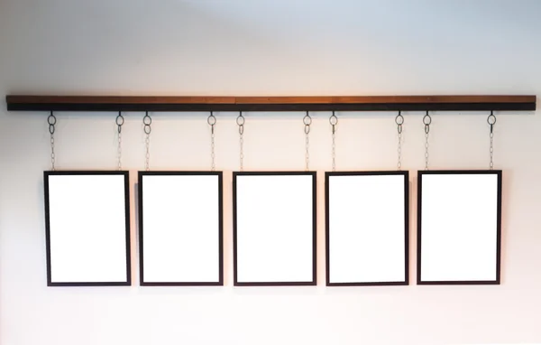 Простые доски висят на белом фоне стены — стоковое фото