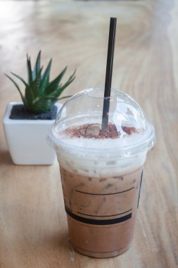 Yeşil bitki arka plan ile buzlu kahve