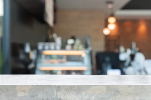 Piano d'appoggio vuoto in cemento con caffetteria sfocata — Foto Stock