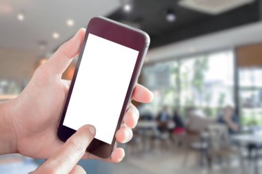 Kadın el smartphone bulanık kafe ile tutarak 