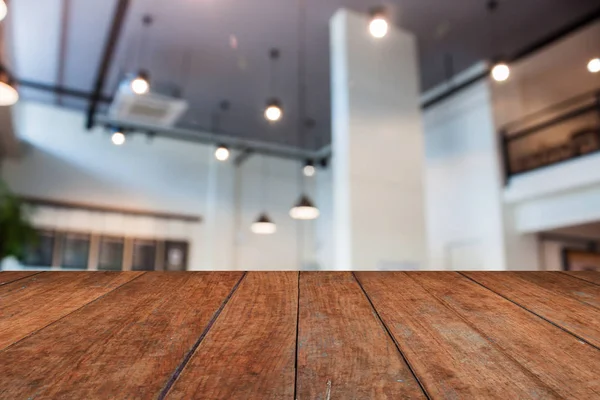 Piano in legno marrone con caffetteria astratta sfocata — Foto Stock