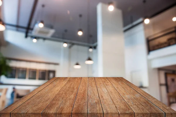 Perspectiva marrón mesa de madera con abstracto desenfoque café sho — Foto de Stock