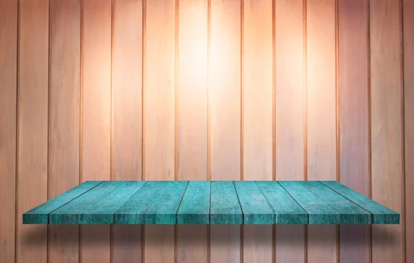 Parte superior de estante de madera azul con luz de punto en la pared de madera backgrou —  Fotos de Stock