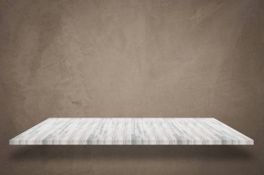 Beton duvar arka plan ile boş beyaz üst ahşap raf