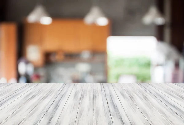 Абстрактное размытие фона кофейни с белым пустым столом — стоковое фото