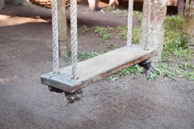 Eski ahşap salıncak ağaca asıldı