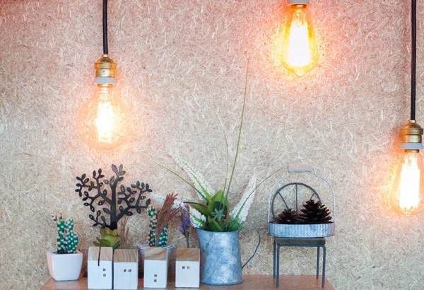 Vintage aydınlatma kahverengi zemin üzerine dekore edilmiştir.