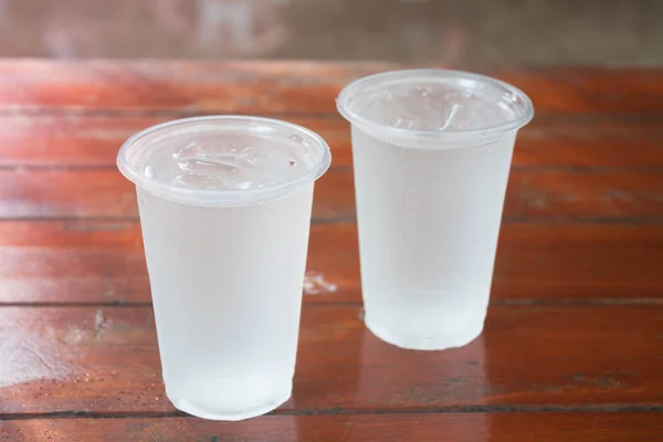 Bicchiere d'acqua sul tavolo di legno — Foto Stock