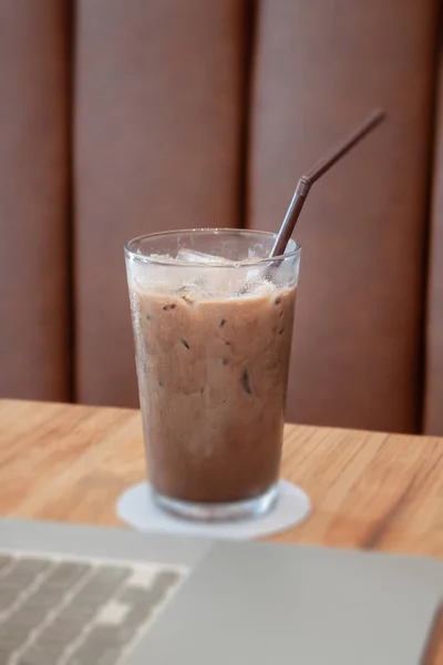 Eiskaffee im Café auf Holztisch — Stockfoto