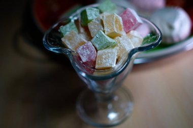 Bir kadeh kırmızı şarap yakın.