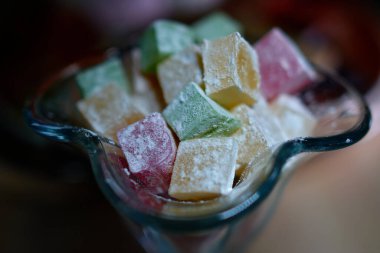 Bir kadeh kırmızı şarap yakın.