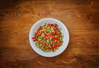 Biber salatası, salatalık ve mısır.