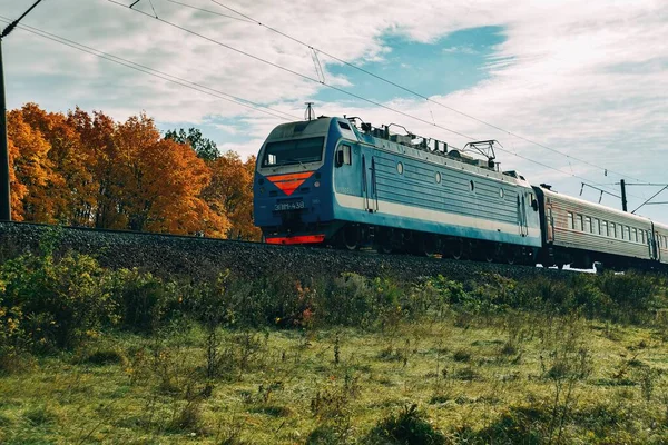 Einfahrender Zug Auf Naturhintergrund — Stockfoto