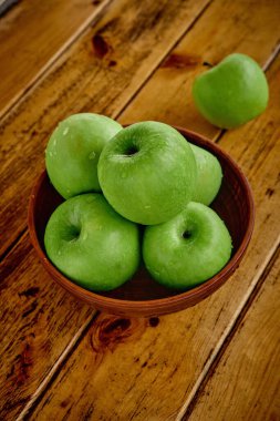 Yağmurdan sonra masada yeşil elmalar