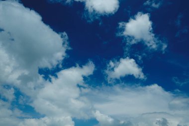 Mavi gökyüzünde kıvırcık bulutlar