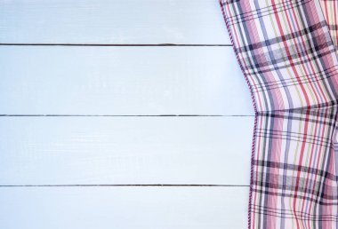 ahşap masa üzerinde masa örtüsü