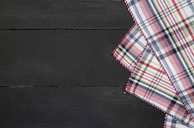 ahşap masa üzerinde masa örtüsü