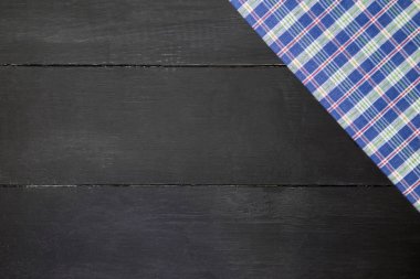 ahşap masa üzerinde masa örtüsü