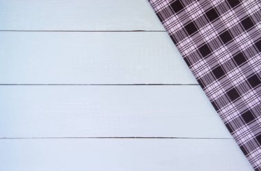 ahşap masa üzerinde masa örtüsü