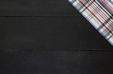 ahşap masa üzerinde masa örtüsü