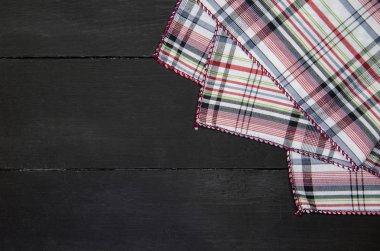 ahşap masa üzerinde masa örtüsü