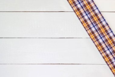 ahşap masa üzerinde masa örtüsü