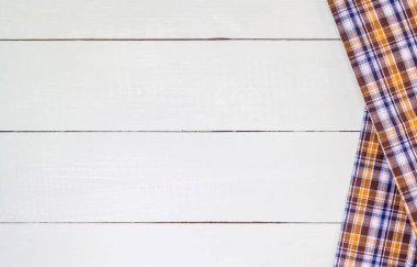 ahşap masa üzerinde masa örtüsü