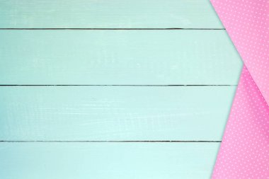 ahşap masa üzerinde masa örtüsü