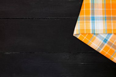 ahşap masa üzerinde masa örtüsü