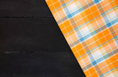 ahşap masa üzerinde masa örtüsü