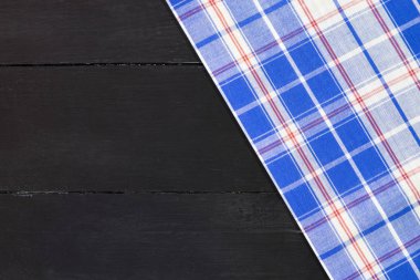 ahşap masa üzerinde masa örtüsü