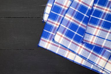 ahşap masa üzerinde masa örtüsü