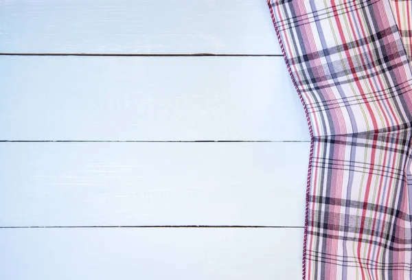 ahşap masa üzerinde masa örtüsü