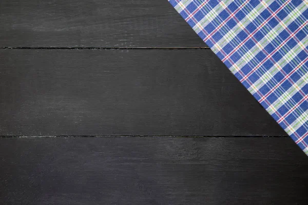 ahşap masa üzerinde masa örtüsü