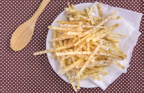 Жареные чипсы таро — стоковое фото